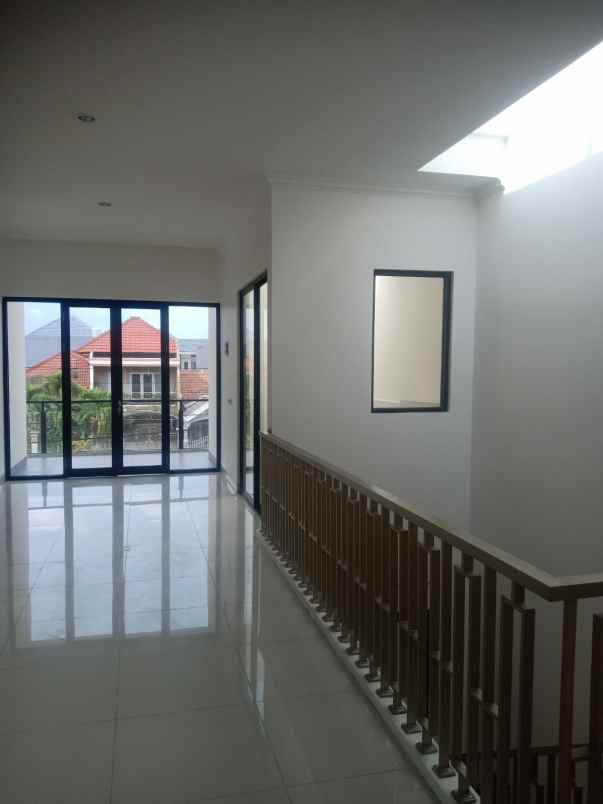 dijual rumah nirwana eksekutif