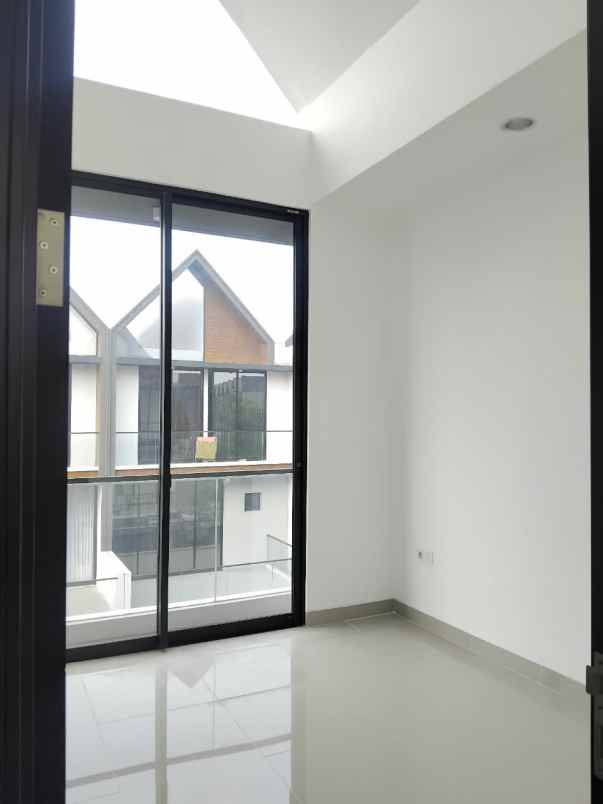 dijual rumah osaka residence pik2