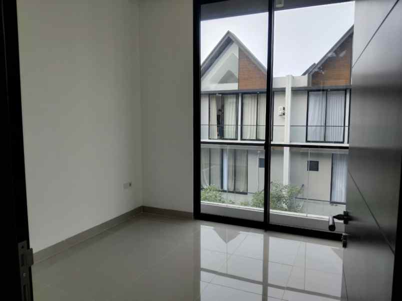 dijual rumah osaka residence pik2