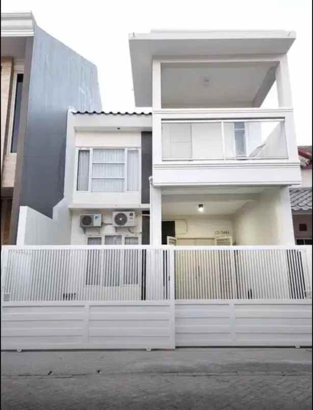 dijual rumah pakuwon city taman mutiara