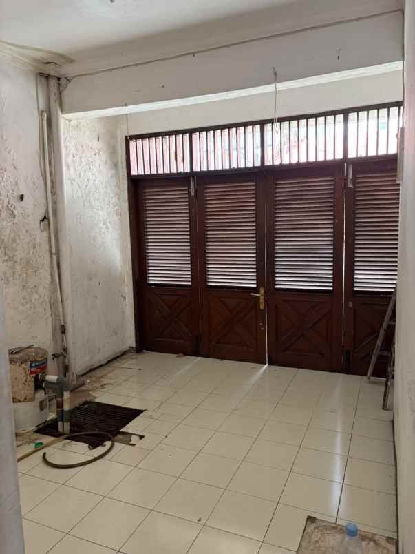 dijual rumah patal senayan grogol utara