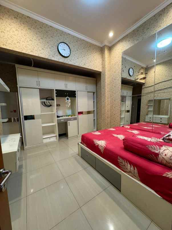 dijual rumah perumahan acropolis