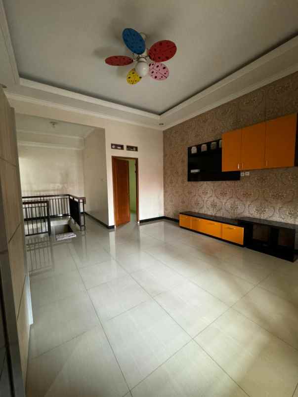dijual rumah perumahan acropolis