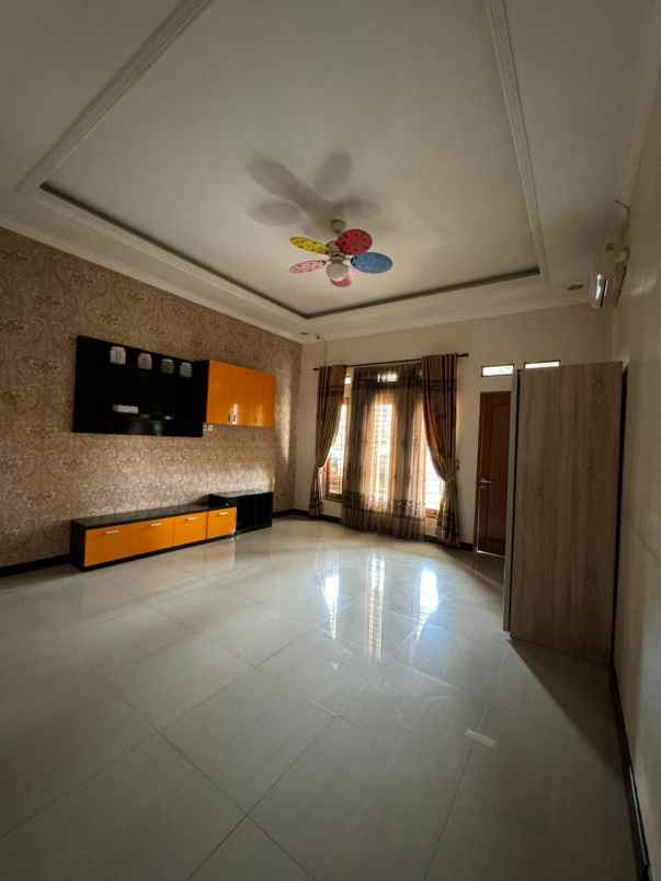 dijual rumah perumahan acropolis
