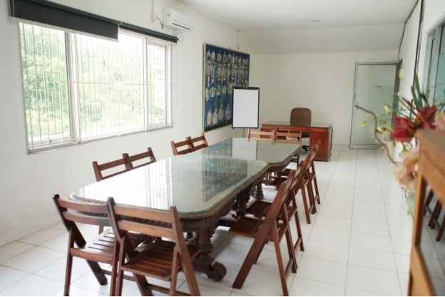 dijual rumah raya lidah wetan