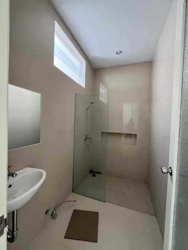 dijual rumah regency 21