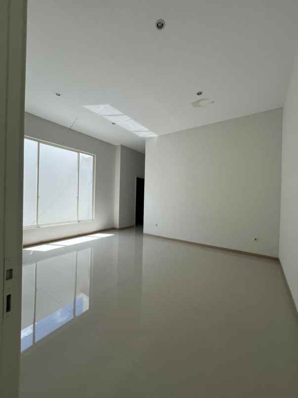 dijual rumah regency 21