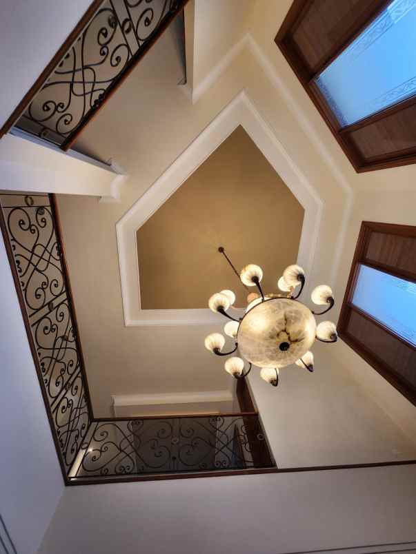 dijual rumah sekolah kencana