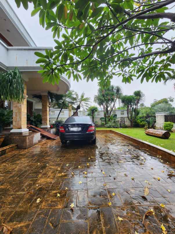 dijual rumah sekolah kencana