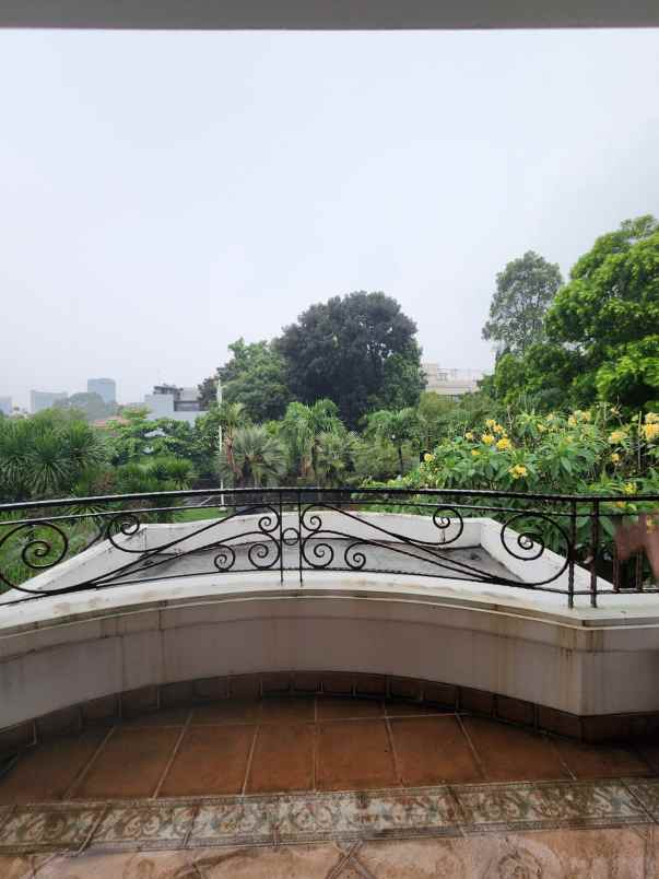 dijual rumah sekolah kencana