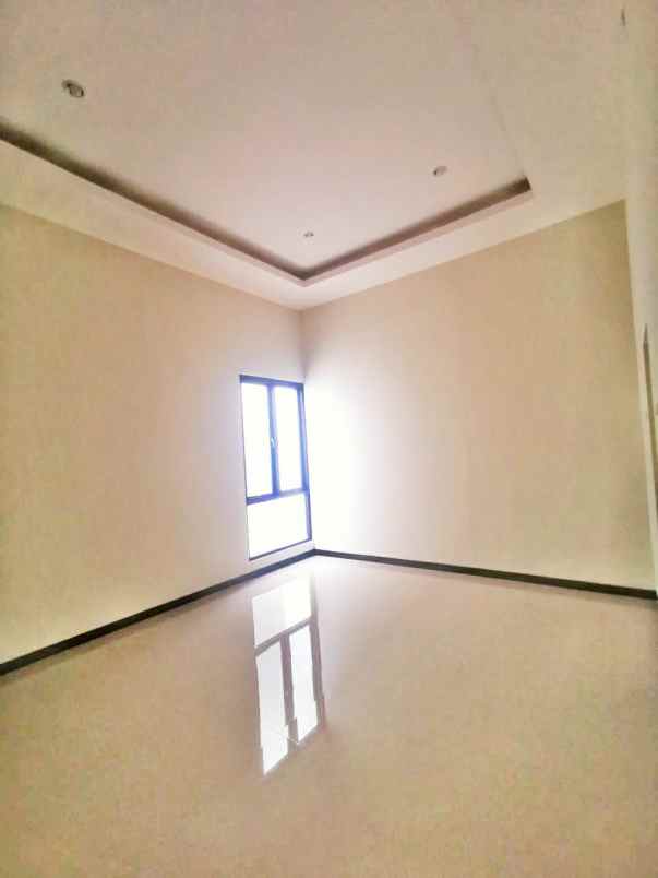 dijual rumah semampir