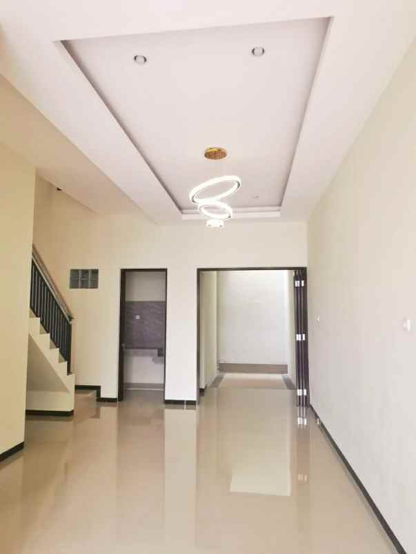 dijual rumah semampir