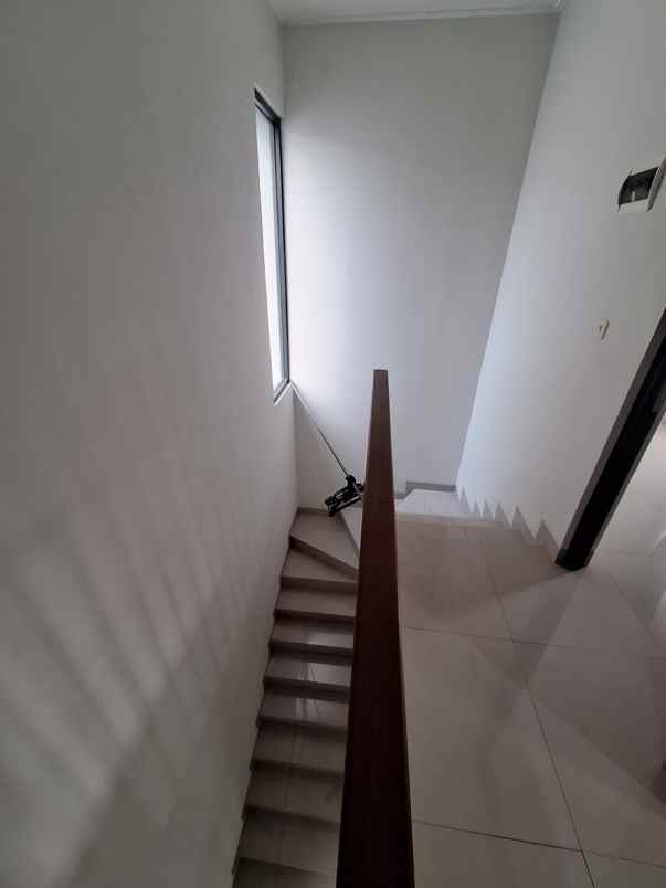 dijual rumah serpong lagoon