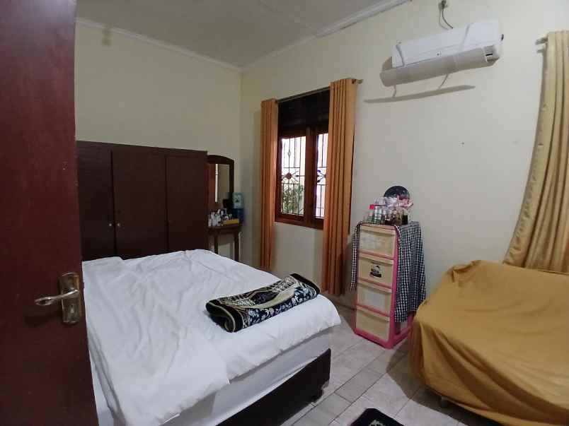 dijual rumah siap huni terawat lokasi di mampang depok