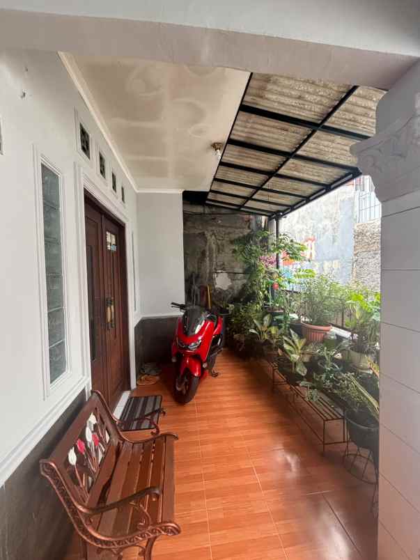 dijual rumah srengseng kembangana