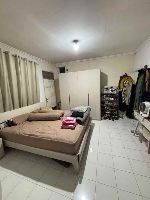 dijual rumah srengseng kembangana