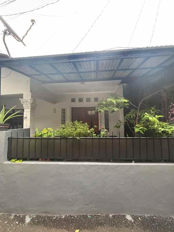 dijual rumah srengseng kembangana