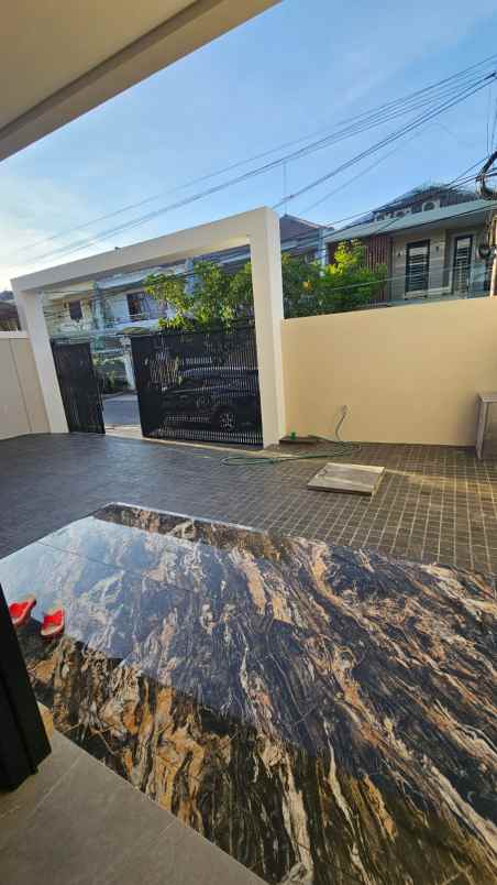 dijual rumah sutorejo utara