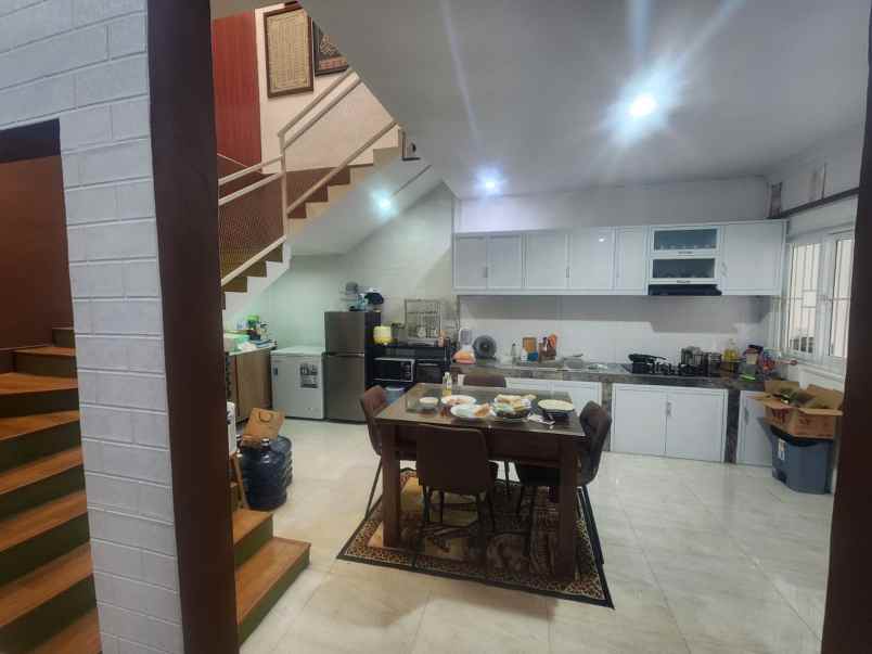 dijual rumah taman galaxy