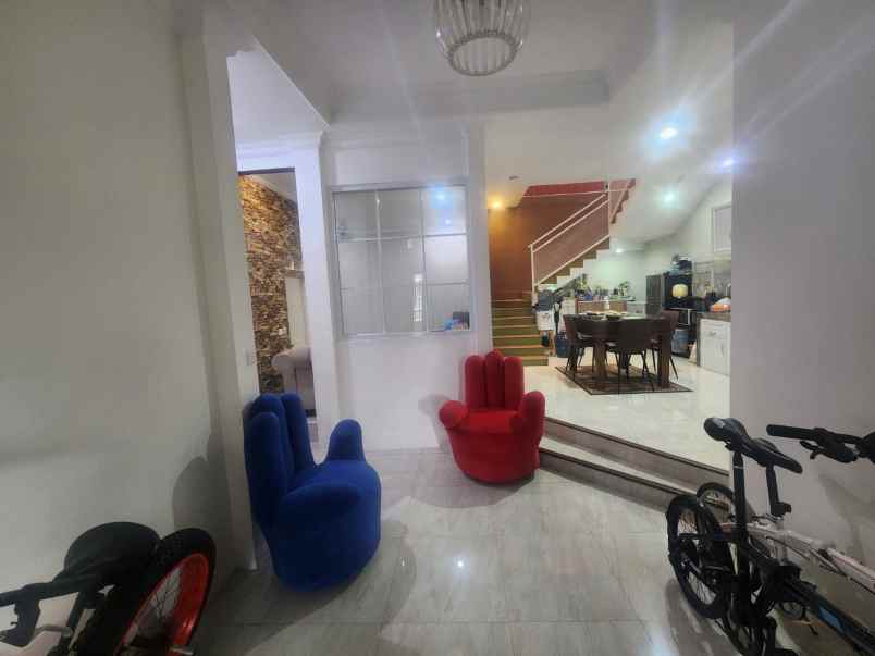 dijual rumah taman galaxy