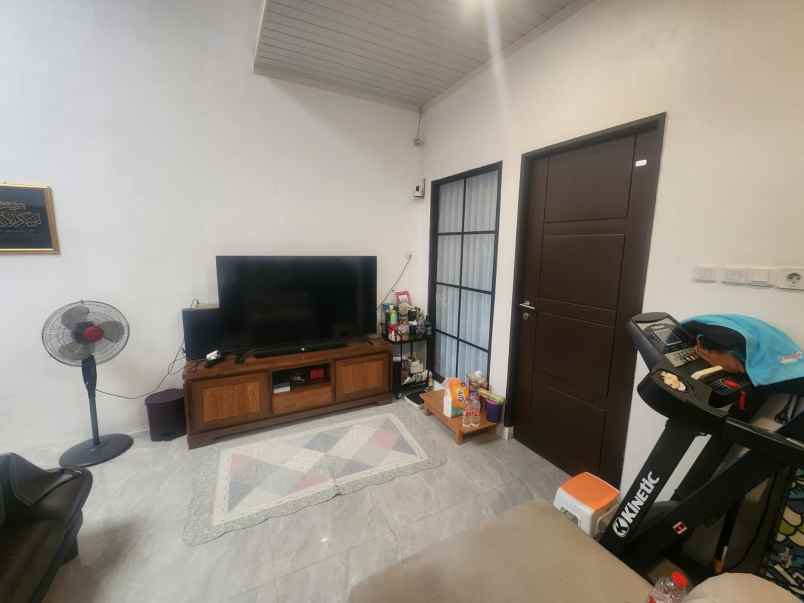 dijual rumah taman galaxy