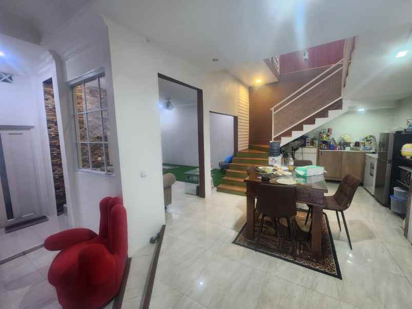 dijual rumah taman galaxy