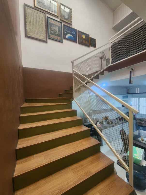 dijual rumah taman galaxy