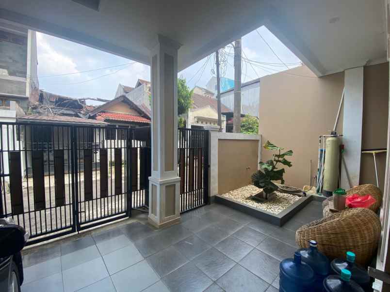 dijual rumah taman galaxy
