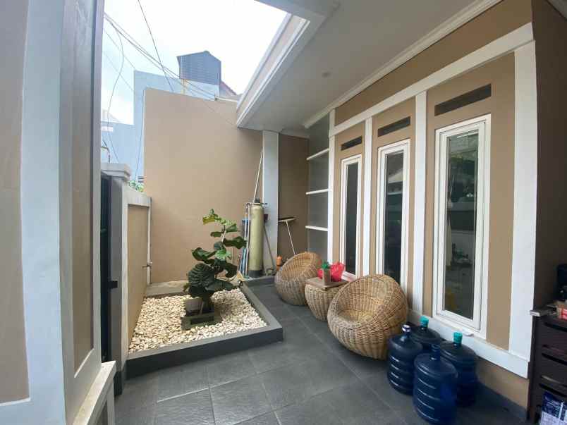 dijual rumah taman galaxy