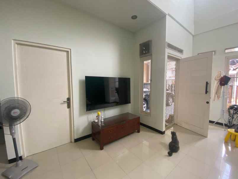 dijual rumah taman galaxy