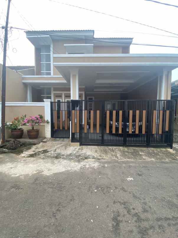 dijual rumah taman galaxy