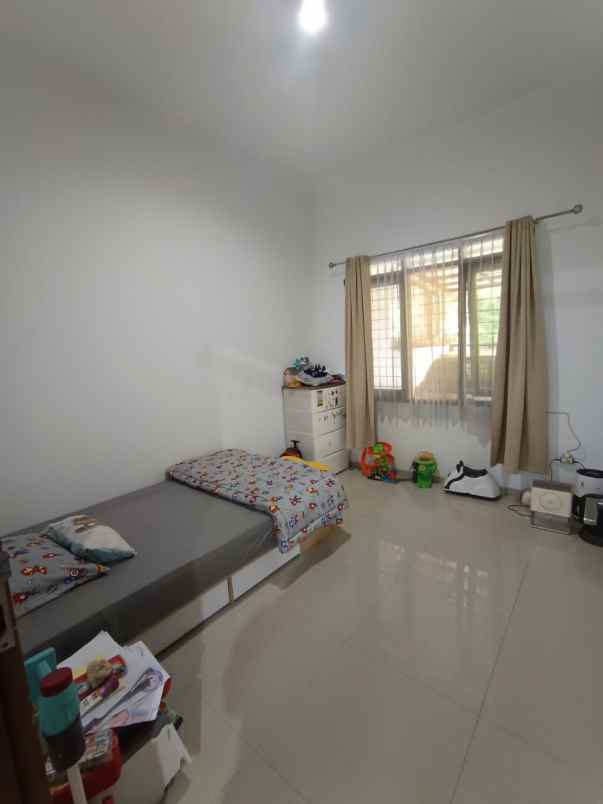 dijual rumah taman holis indah 1