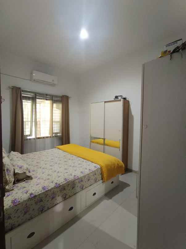 dijual rumah taman holis indah 1