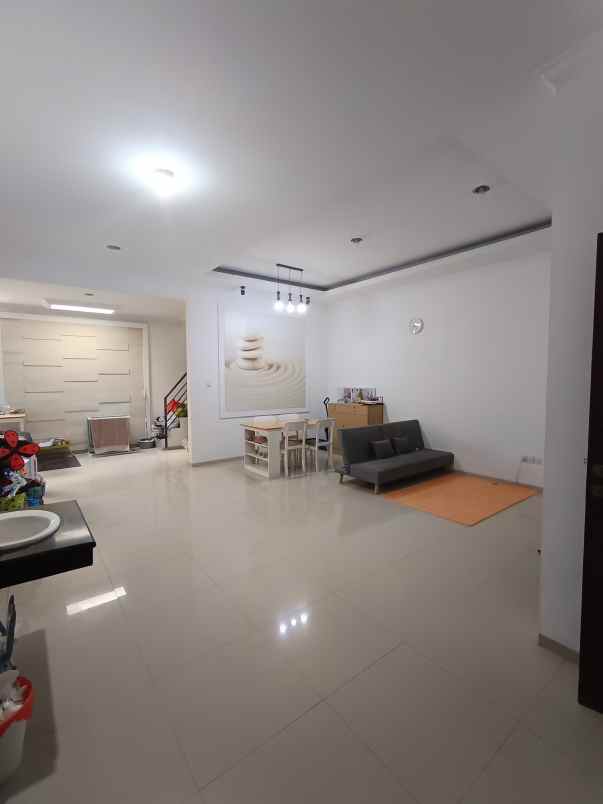 dijual rumah taman holis indah 1