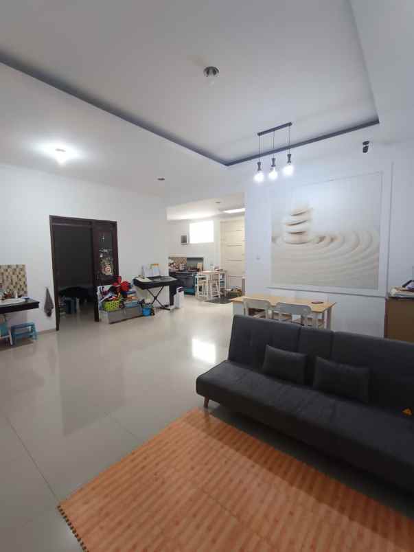 dijual rumah taman holis indah 1