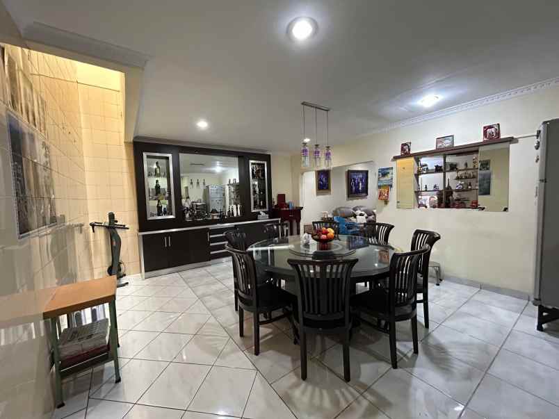 dijual rumah taman surya 5