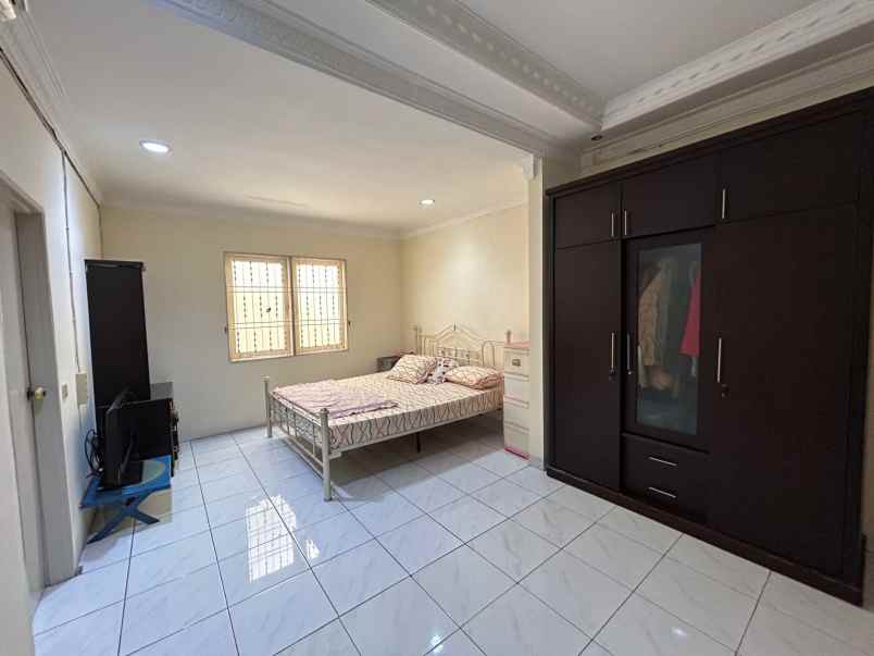 dijual rumah taman surya 5