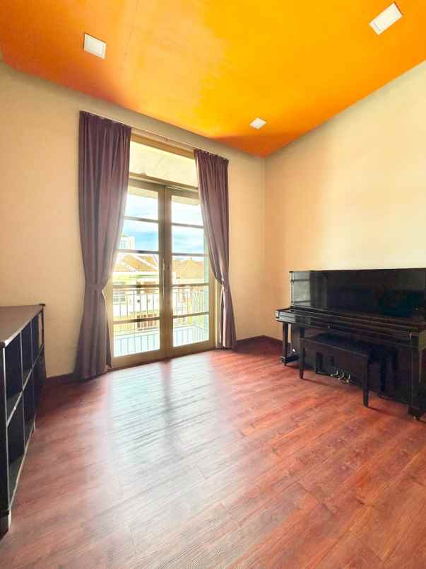 dijual rumah villa bukit indah pakuwon