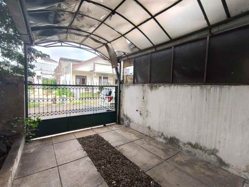 dijual rumah vintage hook strategis asri di bintaro