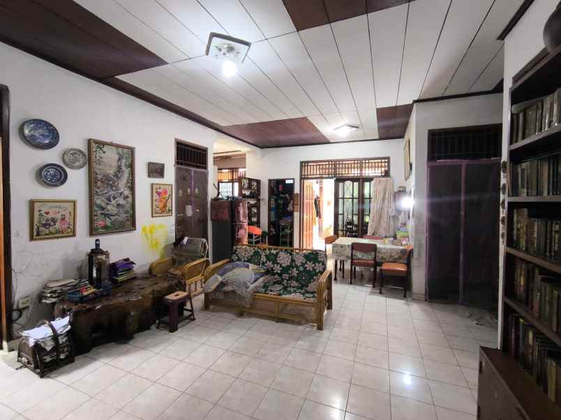 dijual rumah vintage hook strategis asri di bintaro