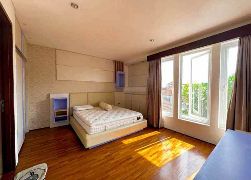 dijual villa gatot subroto