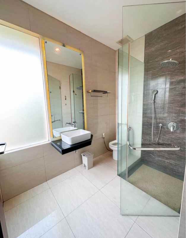 dijual villa gatot subroto