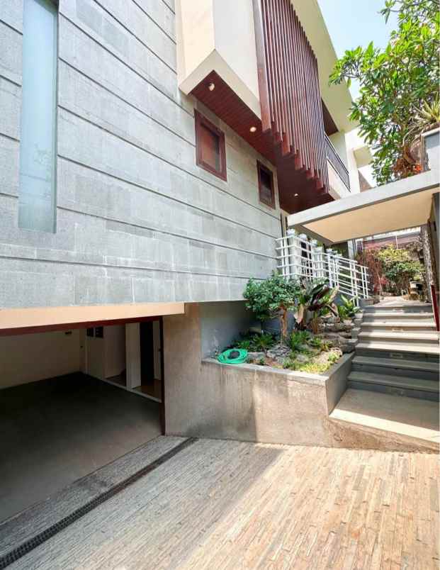 dijual villa gatot subroto