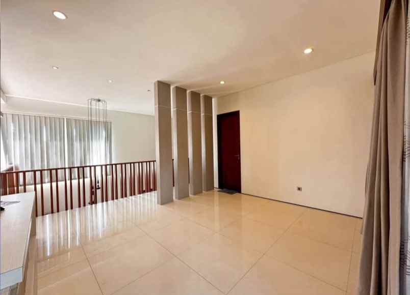 dijual villa gatot subroto