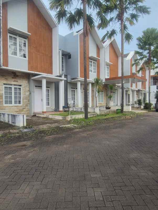 dijual villa griya sekar asri