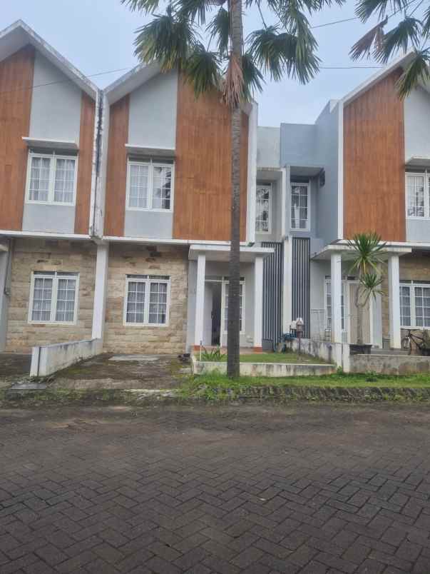 dijual villa griya sekar asri