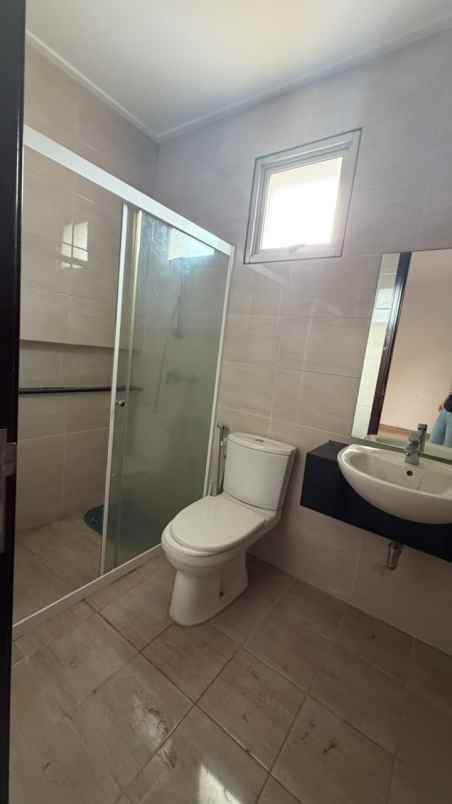 disewakan rumah golf island pik