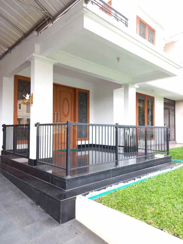 disewakan rumah jalan pakuwon indah