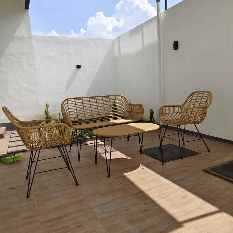 jual villa aktif plus kolam renang di kota batu