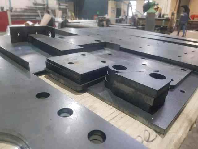 laser potong plate metal
